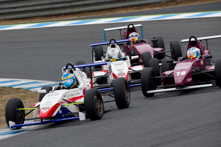 序盤、武村和希（ル・ボーセフォーミュラアカデミーPFC）を先頭とした4台の激しいトップ争い