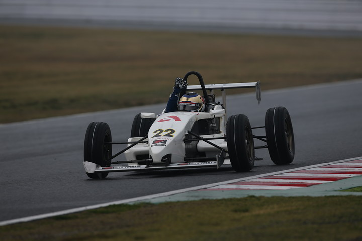 優勝して手を挙げる八巻渉（モレキュールアキランドイーグル）