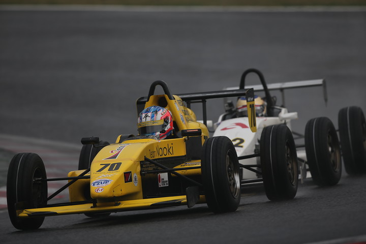 平優弥（TeamNaoki☆LEPRIX 10V）と八巻渉（モレキュールアキランドイーグル）のトップ争い