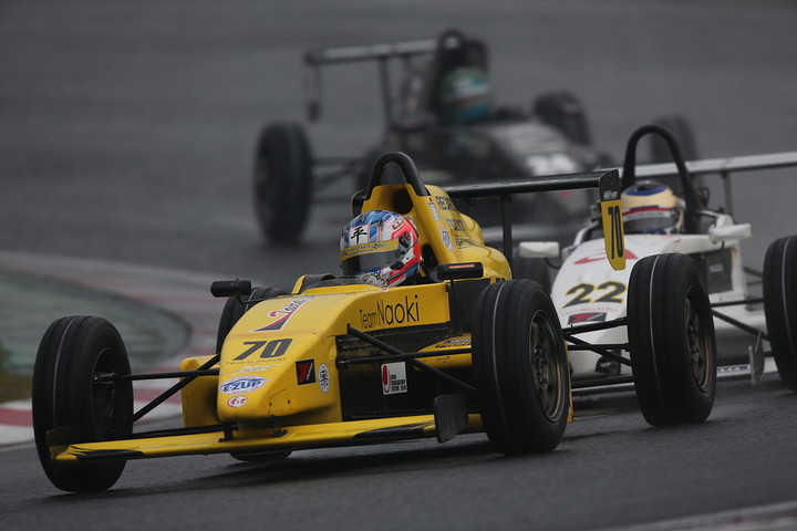 やがて平木玲次（RS Fine 10V）が加わり平、八巻と三つどもえのトップ争いが始まる