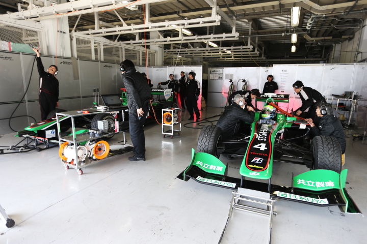 ファン感謝デー: コンドーレーシングのピット