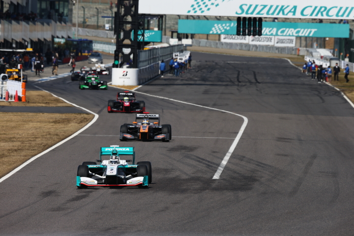 ファン感謝デー: エキシビションレース「オープニングラップ」のグリッドに向けピットアウトするマシンたち