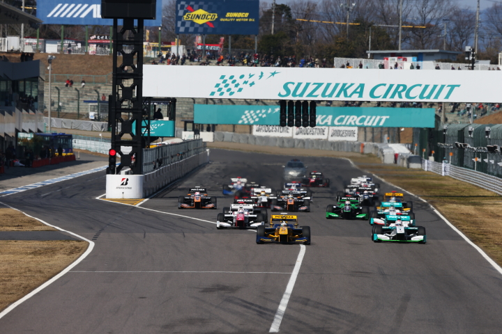 ファン感謝デー: 「オープニングラップ」のフォーメーションラップがスタート