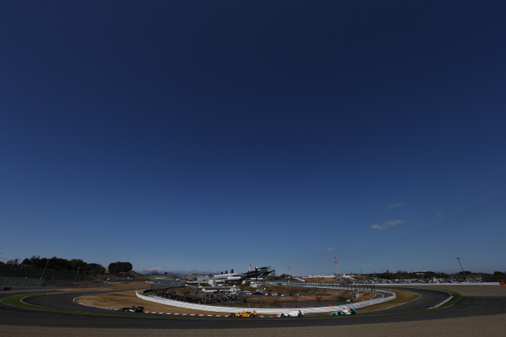 ファン感謝デー: 快晴の1コーナーをゆくSFマシンたち