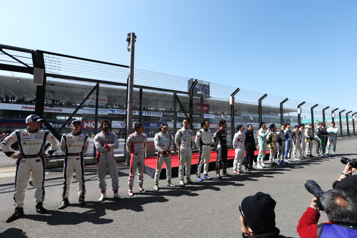 ファン感謝デー: スタンド前に並んだSFドライバーたち