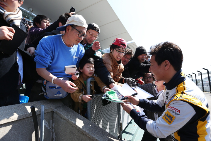 ファン感謝デー: サインをする小林可夢偉（ルマン）