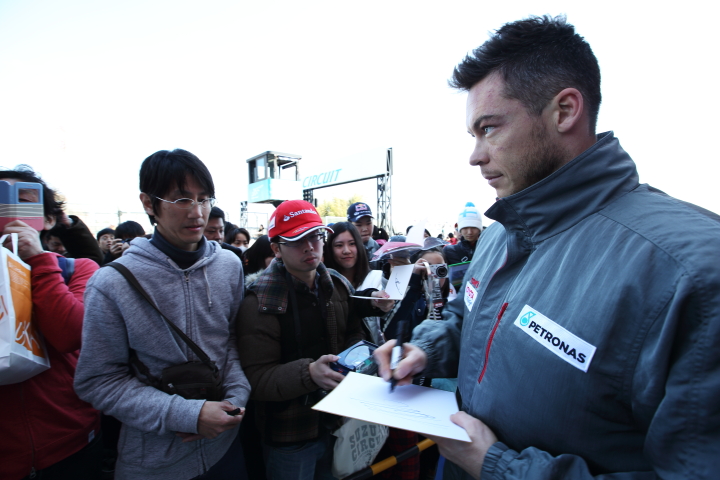 ファン感謝デー: サインをするアンドレ・ロッテラー（トムス）