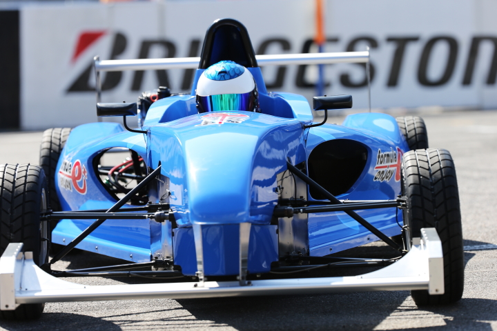 ファン感謝デー: ジュリアーノ・アレジがフォーミュラエンジョイ2をデモラン