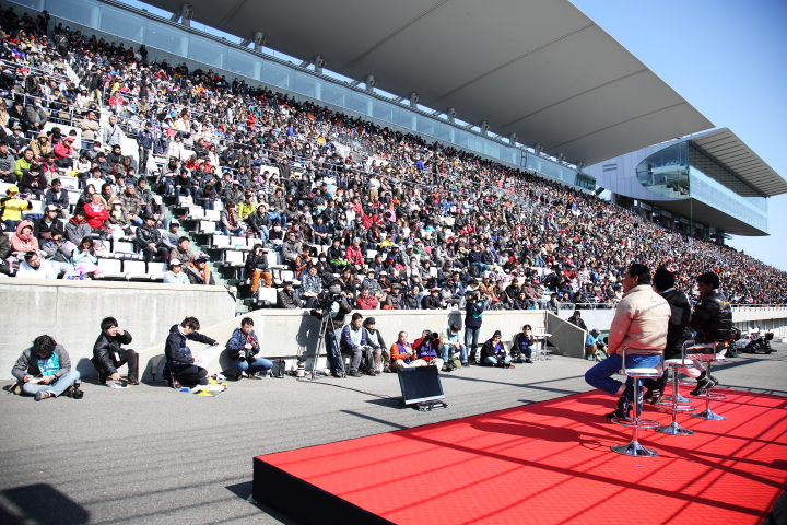 ファン感謝デー: トークショー目当てにグランドスタンドに詰めかけた満員のファン