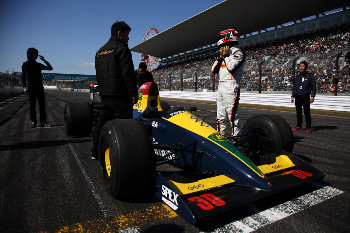 ファン感謝デー: 鈴木亜久里がラルースLC90に乗り込む