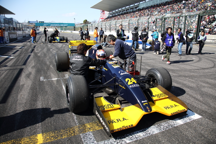 ファン感謝デー: ミナルディM192のコックピットに収まった中野信治