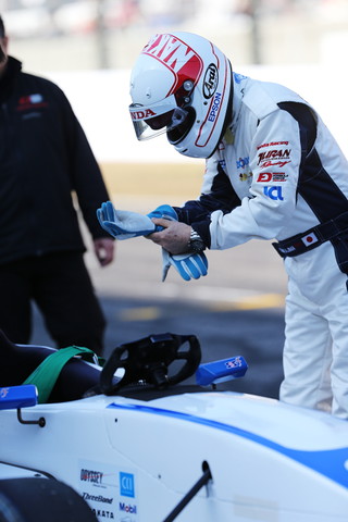 ファン感謝デー: FCJマシンに乗り込む中嶋悟