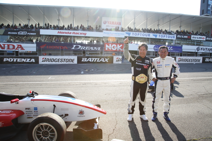 ファン感謝デー: 健闘をたたえ合う星野一義と中嶋悟