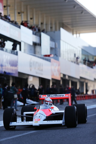 ファン感謝デー: マクラーレンホンダでピットアウトする中嶋悟