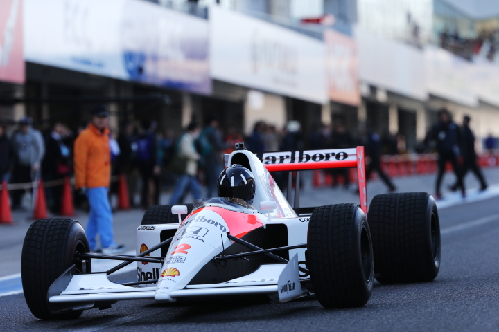 ファン感謝デー: マクラーレンホンダでピットアウトするデーモン・ヒル