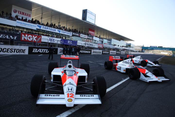 ファン感謝デー: グランドスタンド前に並べられた3台のマクラーレンホンダ