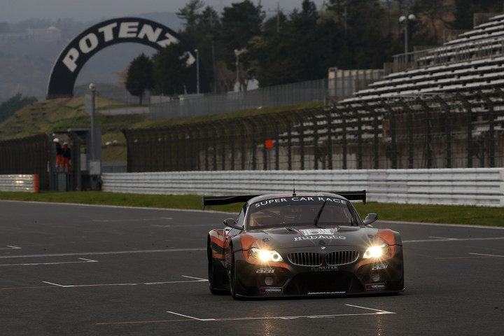 トップでゴールする吉本大樹