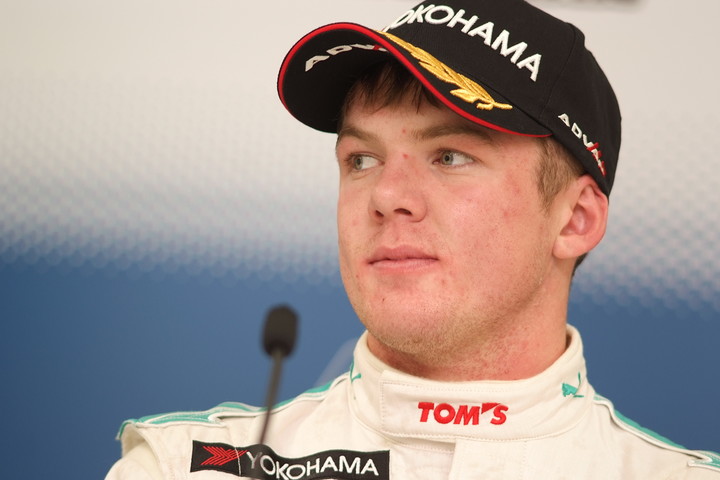 決勝記者会見: 優勝のニック・キャシディ（PETRONAS TOM'S F314）