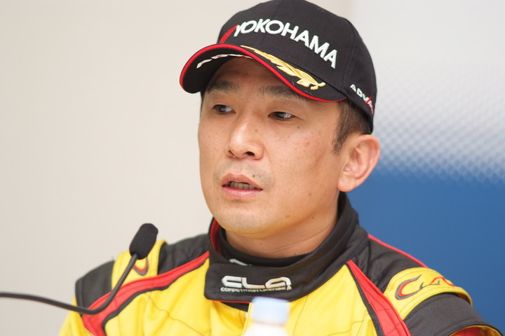 決勝記者会見: Nクラス決勝3位のドラゴン（B-MAX RACING F308）