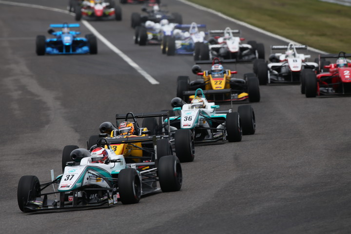 17周の決勝レースがスタートした