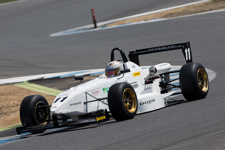 ポールポジションは牧野任祐（DODIE・制動屋・ルーニー）