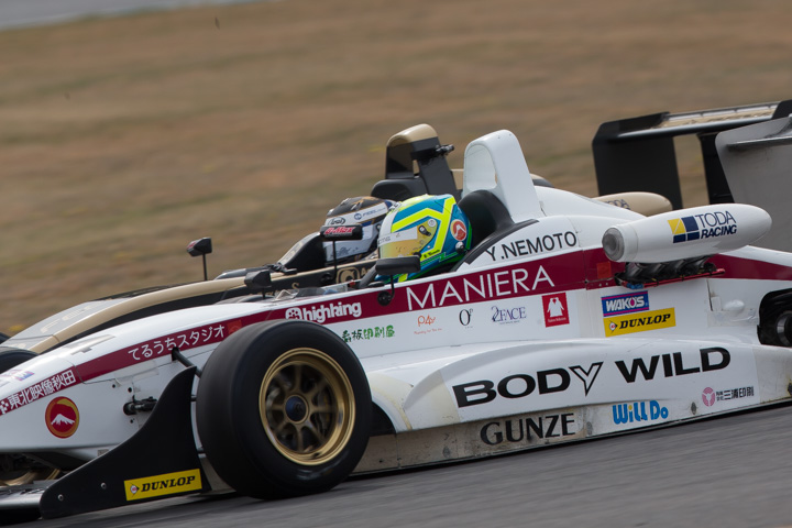 スタートに失敗した根本悠生と加藤智の2位争い