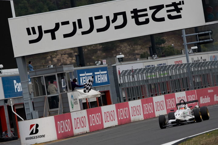 トップでフィニッシュラインを横切る牧野任祐（DODIE・制動屋・ルーニー）