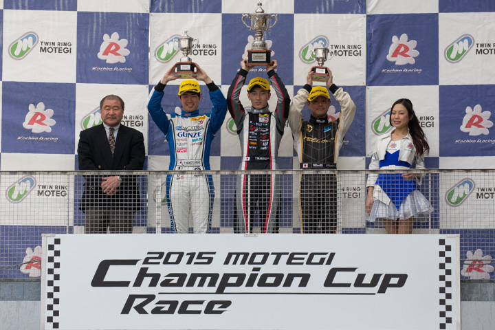 表彰式: 優勝・牧野任祐（中央）、2位・根本悠生（左）、3位・加藤智