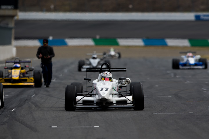 スターティンググリッドにつく各マシン