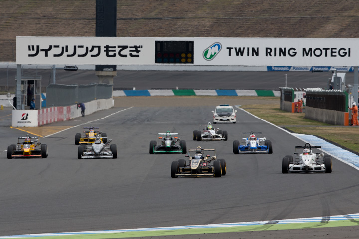 12周の決勝レースがスタートした