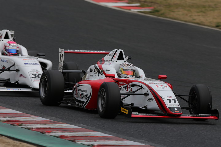 牧野任祐（DODIE・インプローブス・RN-S）が坪井翔（FTRSスカラシップF4）を捉えてトップに立つ