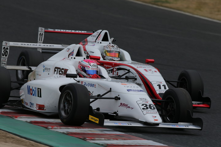 坪井翔（FTRSスカラシップF4）と牧野任祐（DODIE・インプローブス・RN-S）の激しいトップ争い