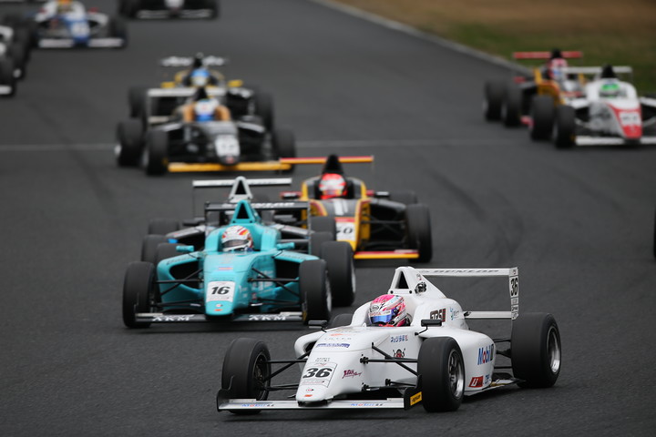 15周の決勝レースがスタートした