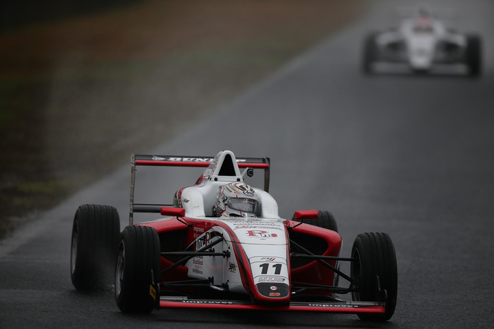 トップに立った牧野任祐（DODIE・インプローブス・RN-S）は後続を引き離し独走態勢を築く