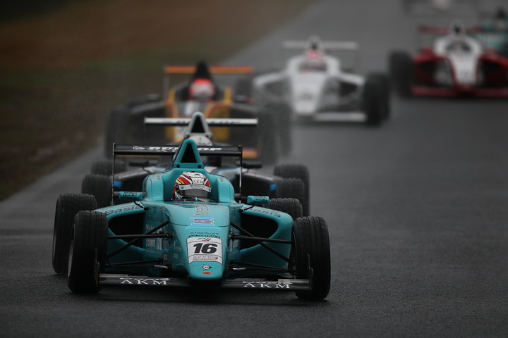 ポールポジションの銘苅翼（Media Do Kageyama F110）を先頭にセーフティーカーラン