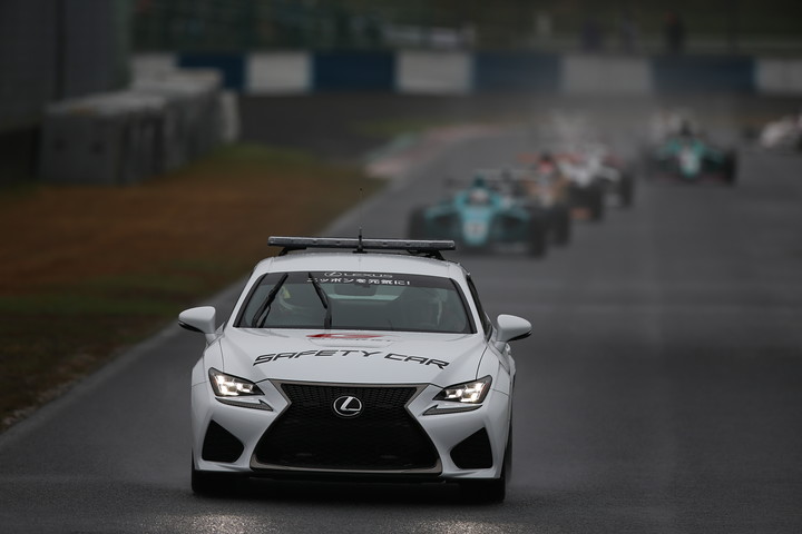 雨のためセーフティーカー先導でのスタートとなった