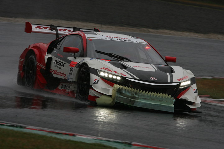 赤旗の原因となった和田久のクラッシュに巻き込まれウレタンバリアをはさんだドラゴモデューロNSX CONCEPT-GT