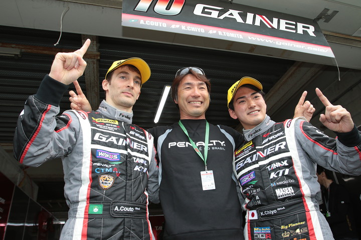 GT300クラスポールポジションのアンドレ・クート／千代勝正組（GAINER TANAX GT-R）