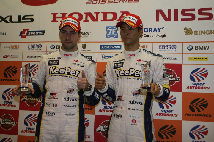 公式予選フォトセッション: GT500クラスポールポジションのアンドレア・カルダレッリ／平川亮組