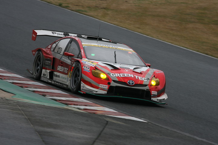 GT300クラス優勝はTOYOTA PRIUS apr GTの嵯峨宏紀／中山雄一組