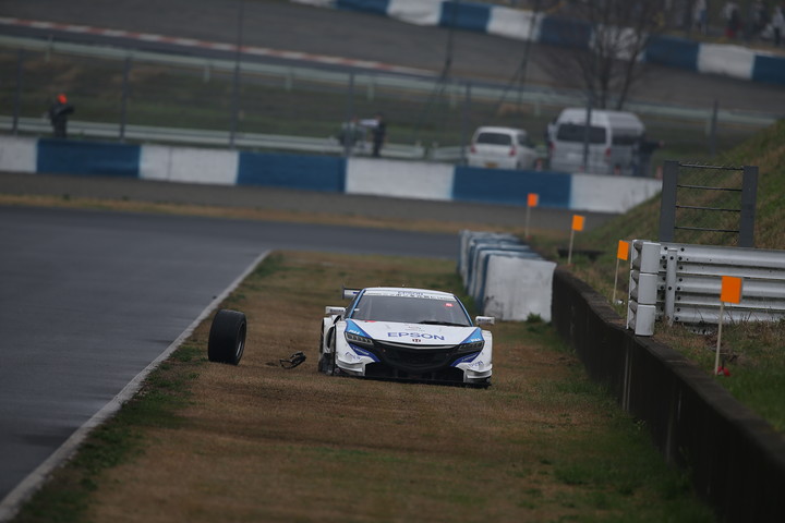 レース序盤、Epson NSX CONCEPT-GTの中嶋大祐／ベルトラン・バゲット組のタイヤが脱落しリタイア