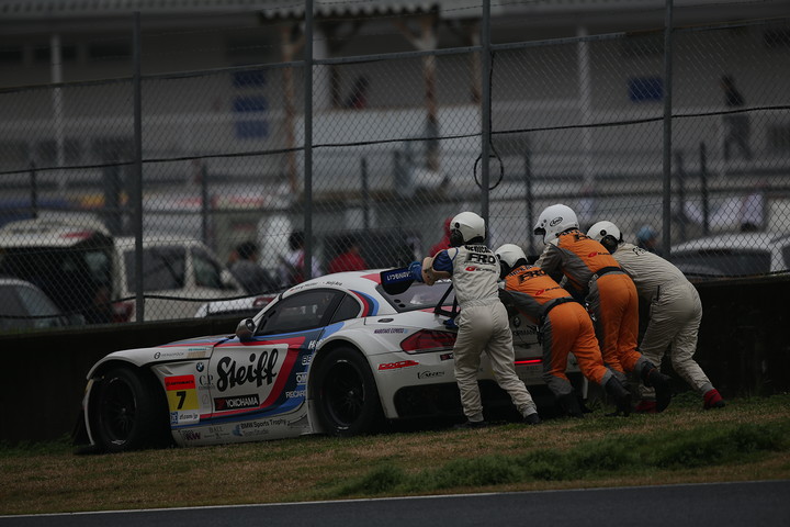 オープニングラップでStudie BMW Z4のヨルグ・ミューラー／荒聖治組がストップ