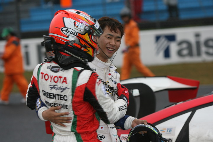 優勝して抱き合うGT500の平川亮とGT300の中山雄一