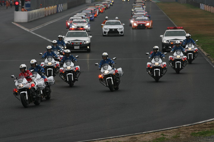 スタート前に警察車両先導パレードラップが行われた