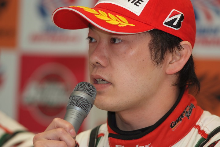 決勝記者会見: GT300クラス優勝の嵯峨宏紀（TOYOTA PRIUS apr GT）