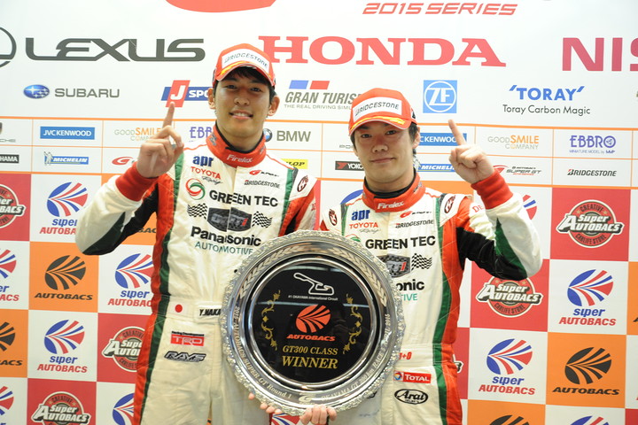 決勝フォトセッション: GT300クラスのウィナー、嵯峨宏紀／中山雄一組