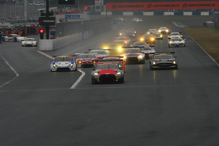 GT300クラスのスタートシーン