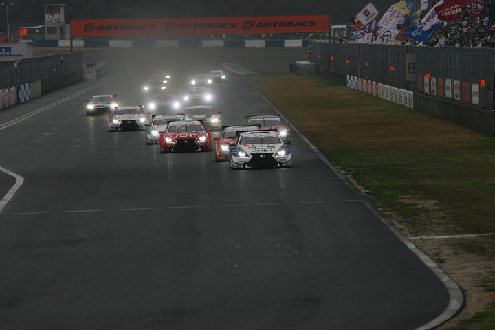 GT500クラスのスタートシーン