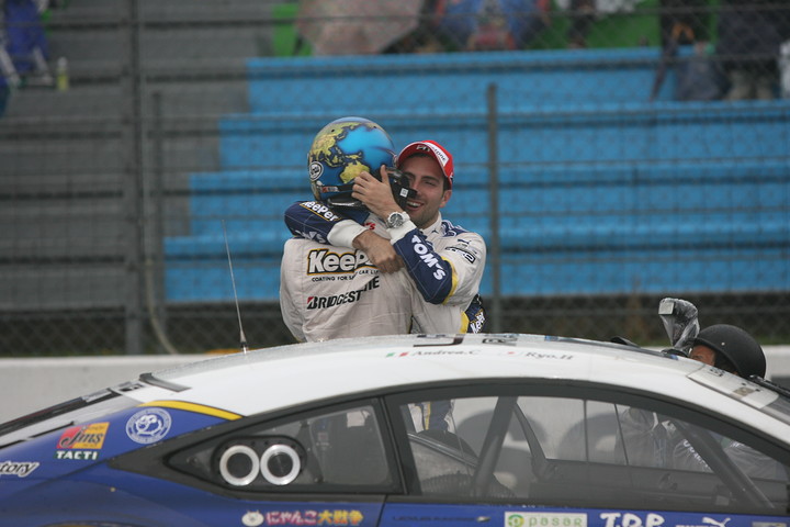 優勝して抱き合うGT500クラス・KeePer TOM'S RC Fのアンドレア・カルダレッリ／平川亮組