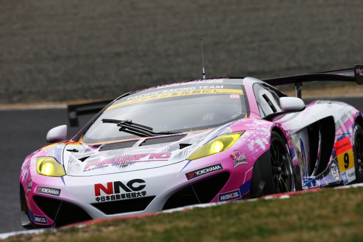公式練習: GT300クラス・PACIFICマクラーレンwith μ's（白坂卓也／東 徹次郎組）